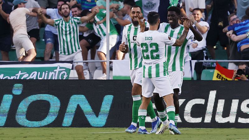 Un gran Isco lidera al Betis a remontar al Sparta Praga y lograr la primera victoria