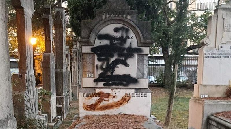Atacan con pintura negra la tumba del dirigente socialista Fernando Buesa, asesinado por ETA