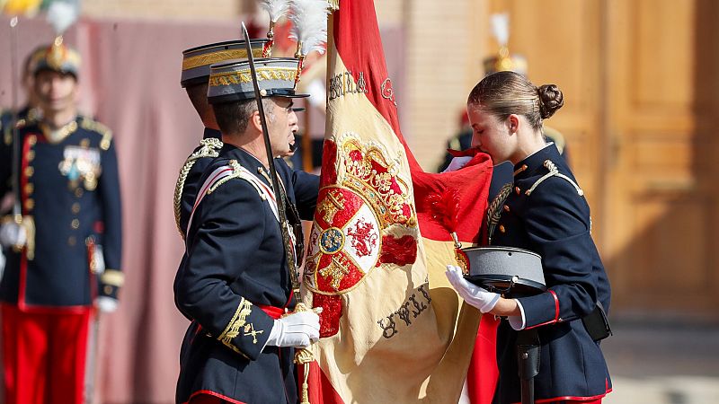 La princesa Leonor jura bandera en Zaragoza y el rey le recuerda su "responsabilidad de servir a España"