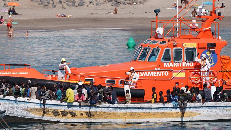 Trece cayucos con ms de 1.000 migrantes llegan a Canarias este viernes y complican la crisis migratoria de las islas