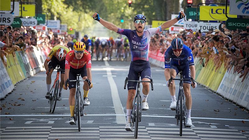 Riley Sheehan gana la Paris-Tours 2023 dando la sorpresa en el 'sprint' final