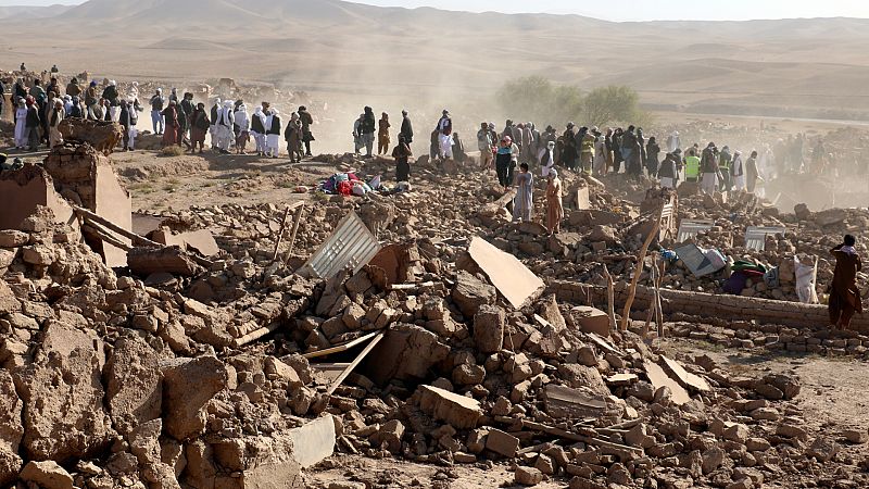 Los talibanes confirman más de 2.400 muertos y 2.000 heridos en los terremotos en Afganistán