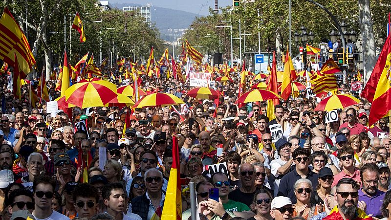 Miles de personas se manifiestan en Barcelona contra la amnistía con el respaldo de PP y Vox