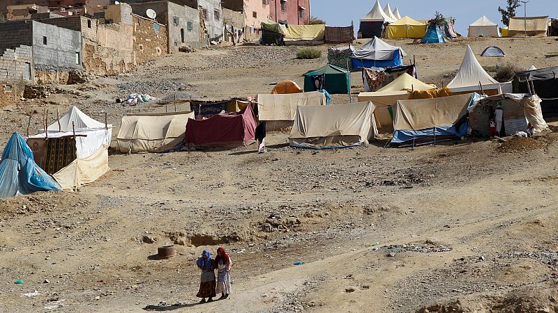 Vivir en tiendas de campaña un mes después del terremoto en Marruecos: "Al menos estamos vivos"