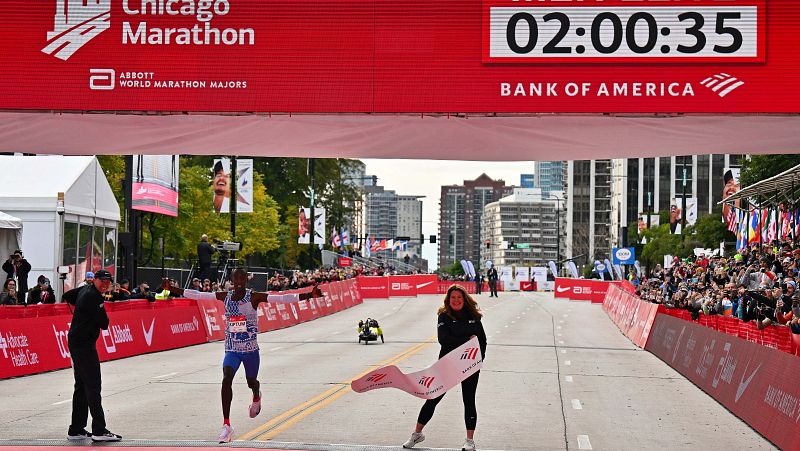 El keniano Kelvin Kiptum bate en Chicago el récord del mundo de Maratón