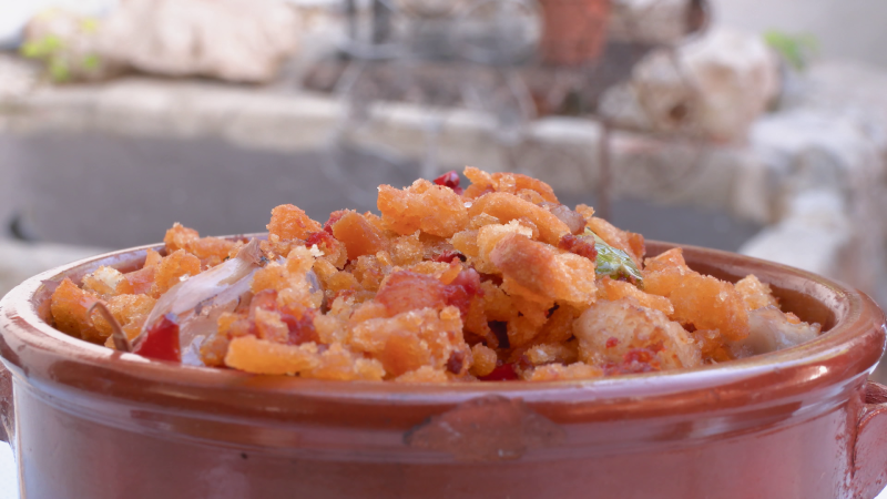 Migas "extremeñas" al estilo de Nuevo Baztán: ¡con panceta, chorizo y mucho sabor!