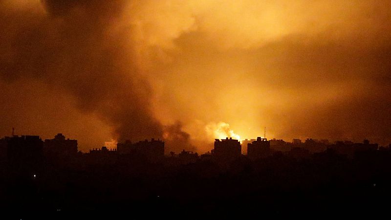 Israel continúa el ataque "a gran escala" sobre Gaza y bombardea fuerzas de élite de Hamás