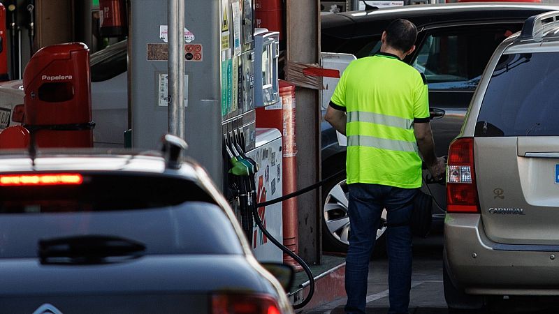 El diésel baja por primera vez en 14 semanas y la gasolina se abarata casi un 2% en el Puente del Pilar