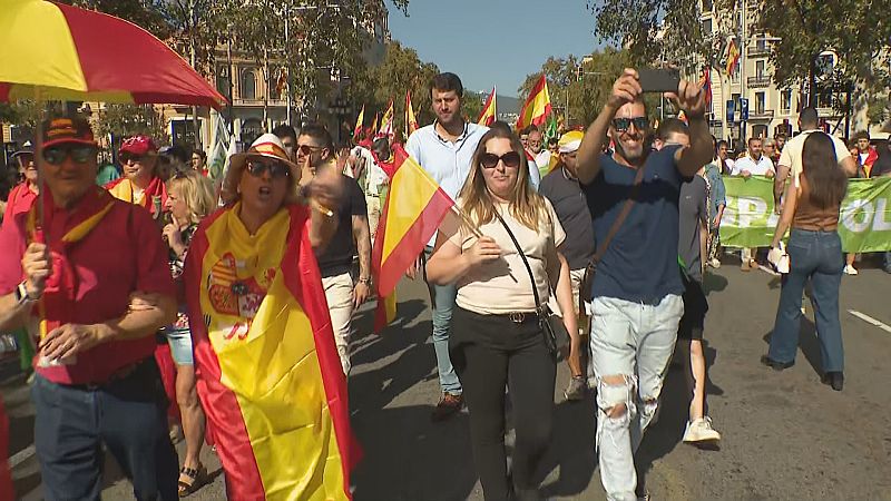 Un miler de persones es manifesten a Barcelona per commemorar el Dia de la Hispanitat amb l'amnistia com a protagonista