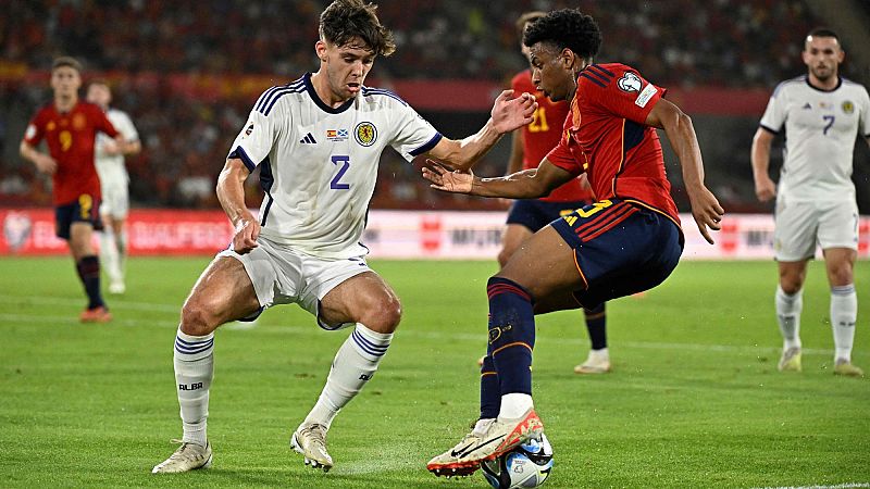 Nico Williams y Alejandro Balde abandonan la concentración de la selección española