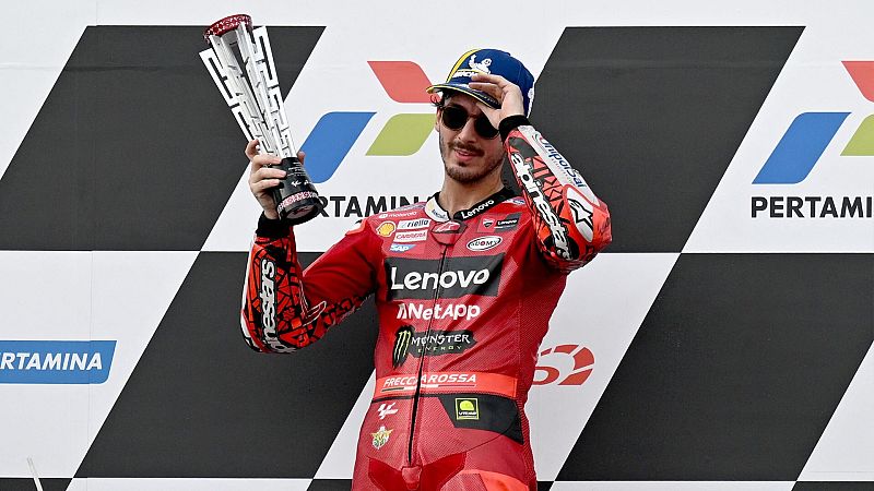 Bagnaia recupera la primera plaza del mundial tras la caída de Martín cuando lideraba la carrera