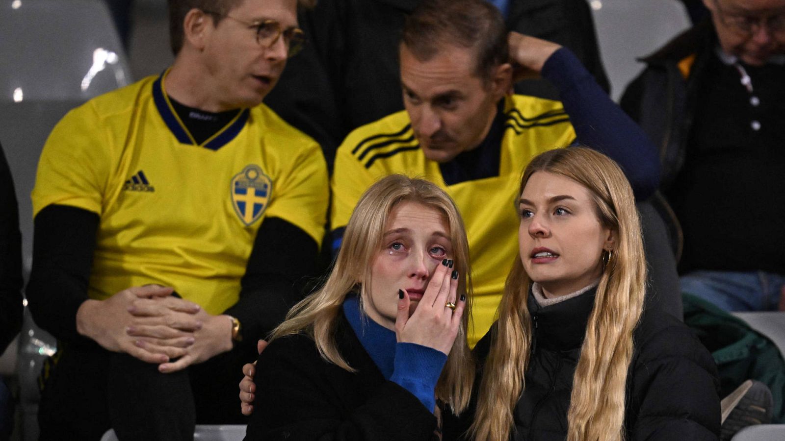 Tristeza en el partido Bélgica - Suecia suspendido por un atentado en Bruselas -- Ver ahora