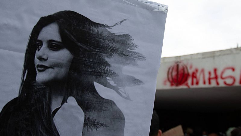 Irán condena a un año de prisión al abogado de la familia de Mahsa Amini