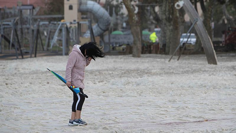 La borrasca 'Aline' pone en alerta roja la cornisa cantábrica por olas de 10 metros tras una jornada de intensas lluvias