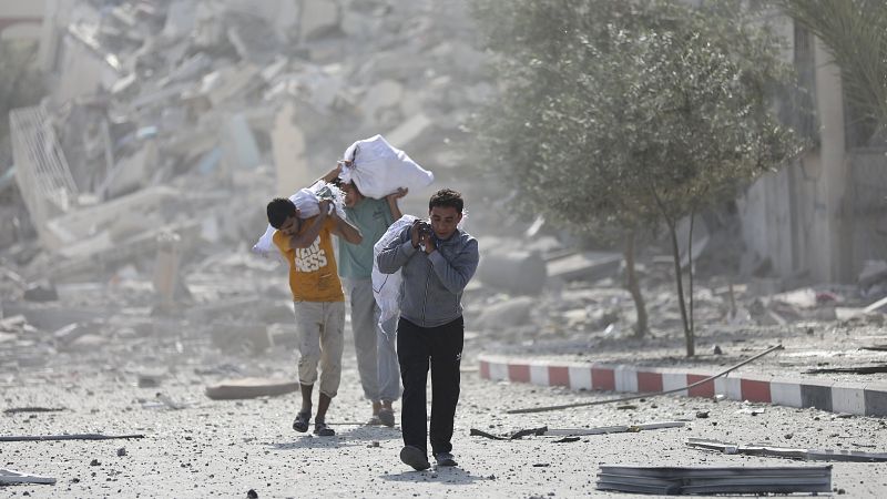 La entrada de la ayuda a Gaza se retrasa al menos hasta el sábado mientras Israel continúa con sus ataques