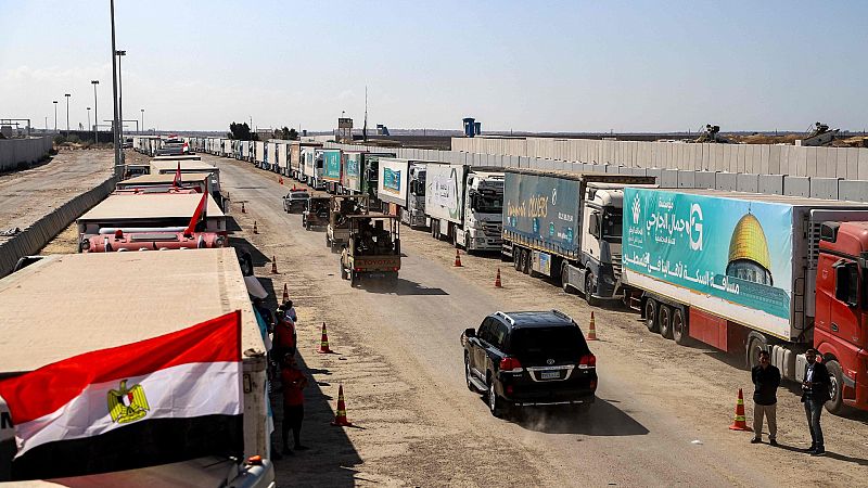Los primeros camiones con ayuda humanitaria entran en Gaza tras abrir el paso fronterizo de Ráfah