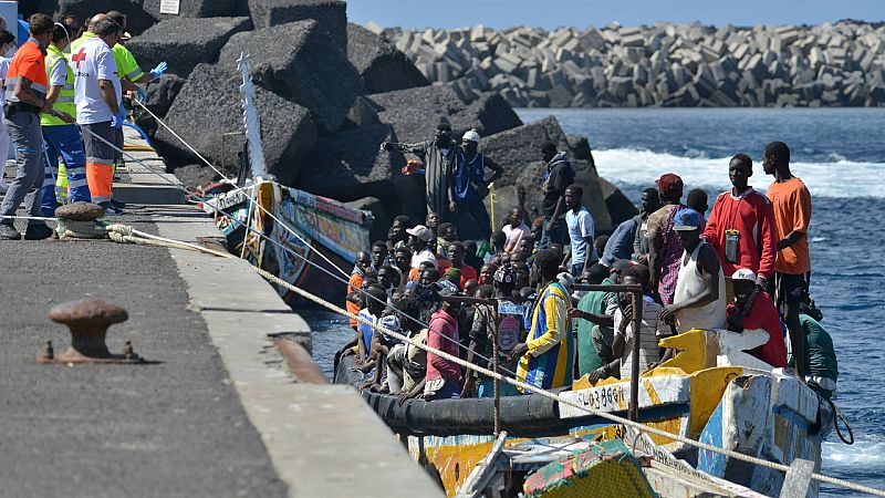 Más de mil migrantes llegan en patera a Canarias en 24 horas, 320 en el mayor cayuco jamás registrado