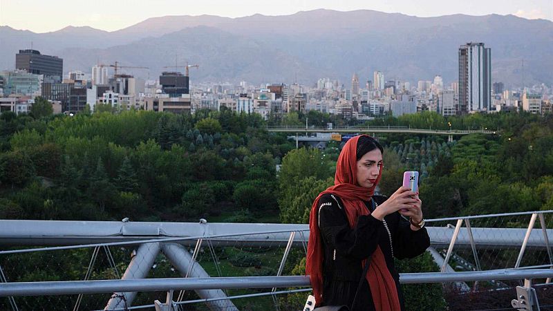 La joven supuestamente agredida por no llevar el velo islámico en el metro de Irán está en muerte cerebral