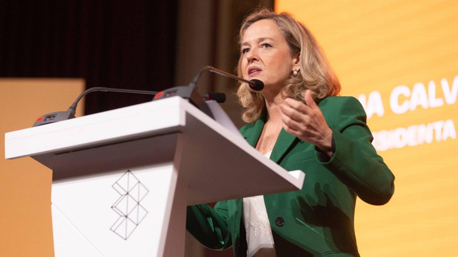 Calviño se abre a "debatir" sobre la reducción de la jornada laboral - La hora de La 1 | Ver