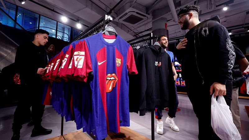 La camiseta de los 'Rolling Stones' causa furor en las tiendas del FC Barcelona