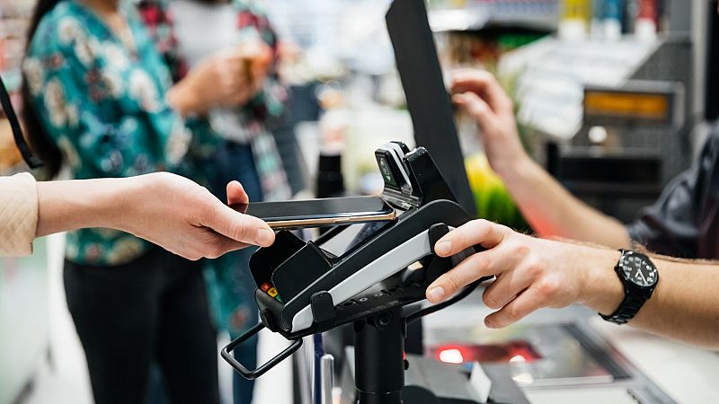 El 26% de los jóvenes paga a diario con su móvil, tres puntos porcentuales más que en 2022