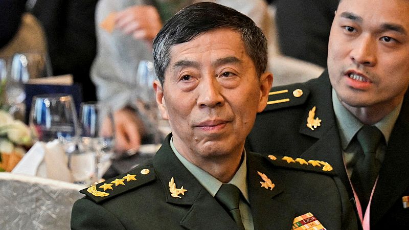 China destituye a su ministro de Defensa tras permanecer fuera de la vida pública casi dos meses