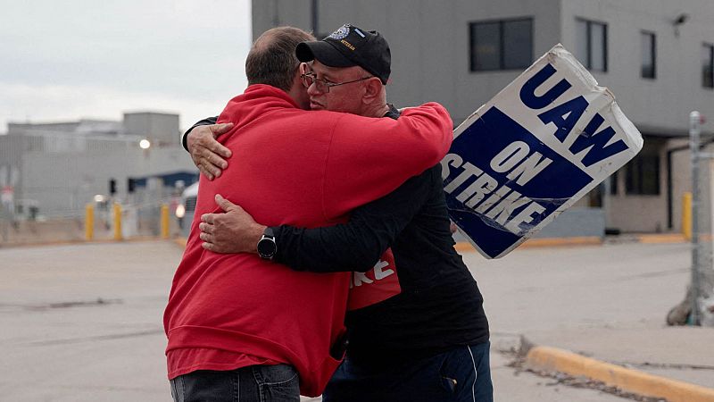 El sindicato del motor de EE.UU. y Ford logran un acuerdo provisional para poner fin a la huelga