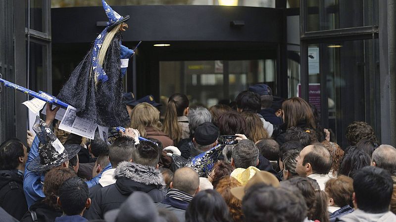 Así se ha engrandecido el escenario del sorteo de la Lotería de Navidad hasta llegar al Teatro Real