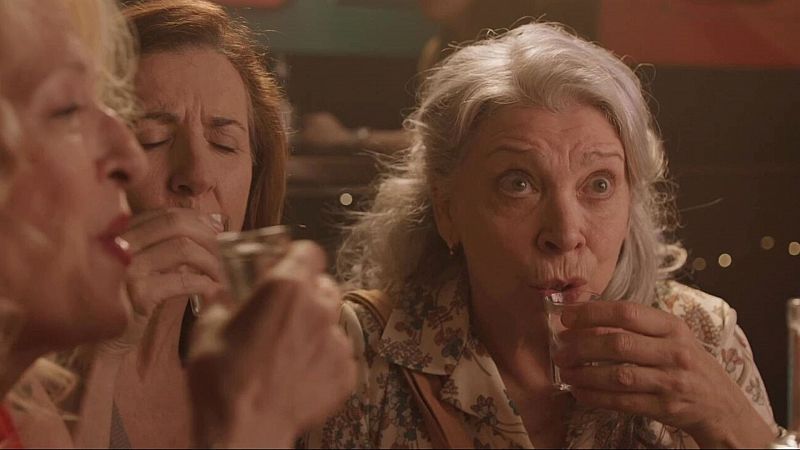 Kiti Mánver, celebra a chupitos su despertar sexual en 'Mamacruz': clip exclusivo de la película