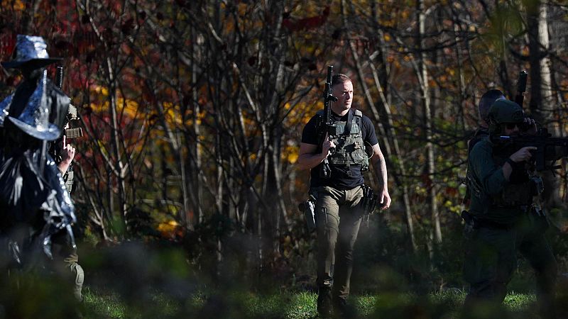 La búsqueda del sospechoso de los tiroteos de Maine se centra en el río junto al que apareció su vehículo