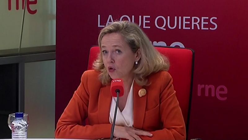 Calviño afirma que la jornada laboral de 37,5 horas semanales se fijará en el marco del diálogo social, no por decreto