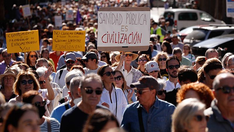 Miles de personas se manifiestan en Andalucía para defender una sanidad pública de calidad