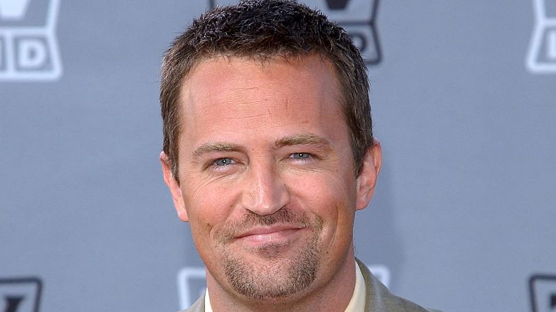 Muere Matthew Perry, Chandler en la serie 'Friends', a los 54 años