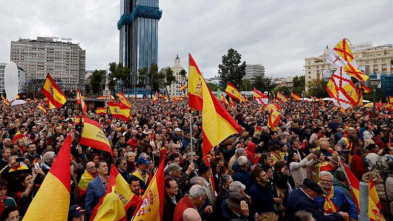 Abascal advierte ante miles de personas "del golpe que Sánchez perpetrará desde Moncloa"