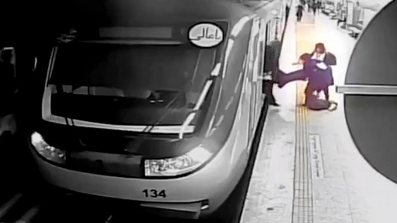 Entierran en Teherán a Armita Garavand, la joven agredida por no llevar el velo islámico en el metro en Irán