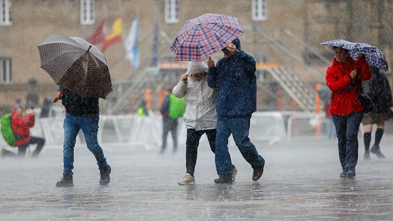 La borrasca 'Celine' pone este lunes en aviso por lluvia y oleaje a una decena de provincias
