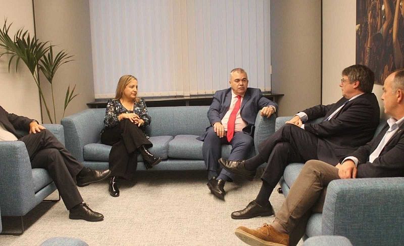 El número tres del PSOE, Santos Cerdán, se reúne con Puigdemont en Bruselas para negociar la investidura