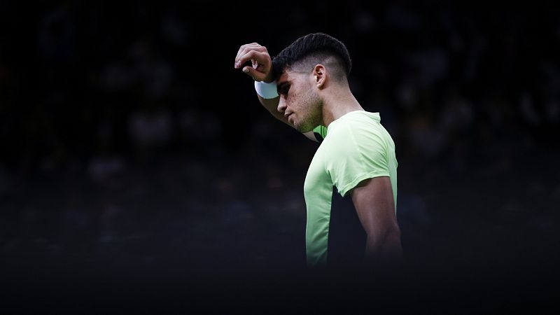 Carlos Alcaraz firma su peor resultado de la temporada tras caer frente a Safiullin en su debut en París-Bercy