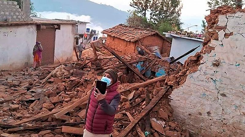Al menos 157 muertos y decenas de heridos en un terremoto en Nepal