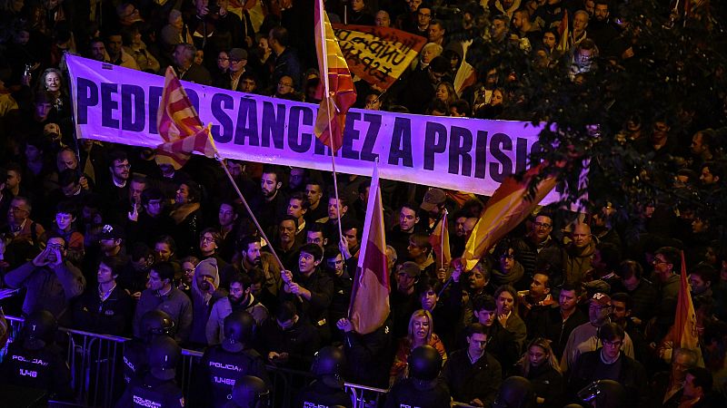 Un millar de personas se concentran en Ferraz para protestar contra el pacto del PSOE con ERC y la ley de amnistía
