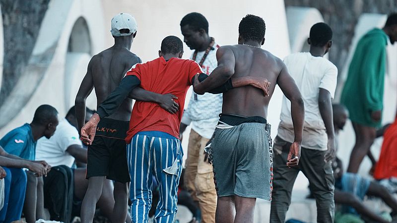 Llegan a El Hierro cuatro cayucos en las últimas 24 horas con más de 700 migrantes, entre ellos varios muertos