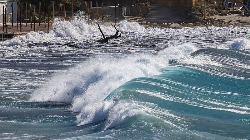 La borrasca Domingos pone en alerta extrema al norte de la península mientras se aleja de España