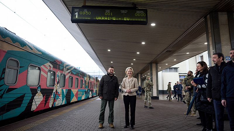 Von der Leyen visita Kiev por sorpresa y anima a Ucrania a hacer las reformas pendientes para adherirse a la UE