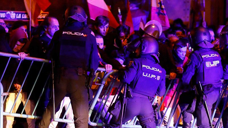 Miles de personas protestan contra la amnistía ante las sedes del PSOE de diferentes ciudades