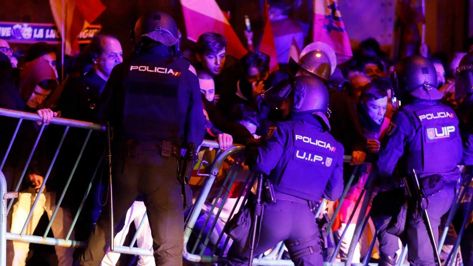 Miles de personas protestan contra la amnistía ante las sedes del PSOE