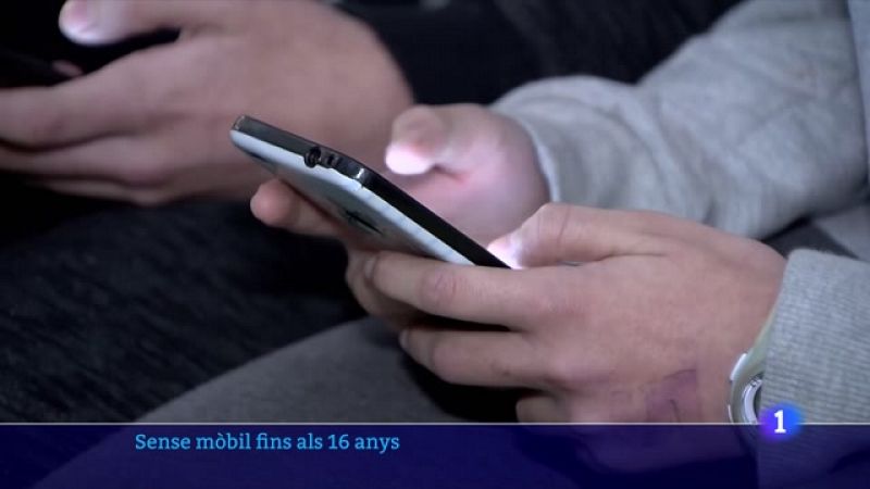 Res de mòbils fins que acabi l'ESO: un grup de pares i mares es mobilitza per endarrerir-ne l'ús fins als 16 anys