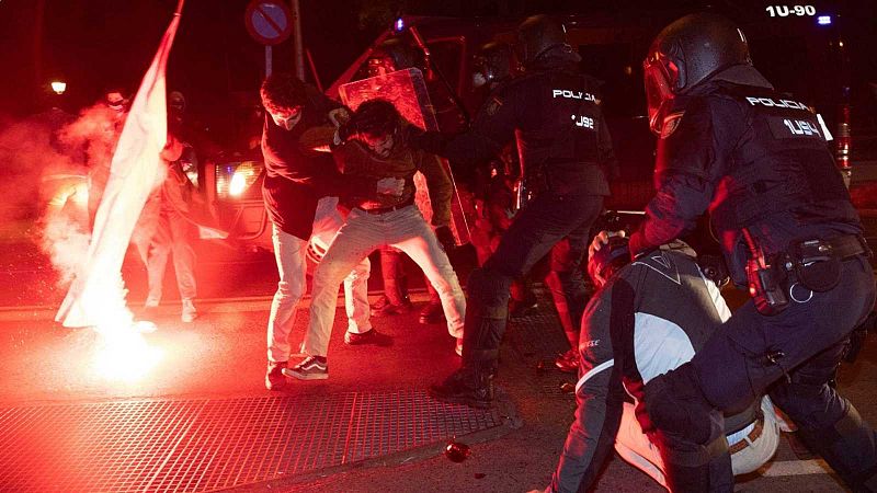 La Policía carga contra los manifestantes en Ferraz en la jornada más tensa de las protestas contra la amnistía
