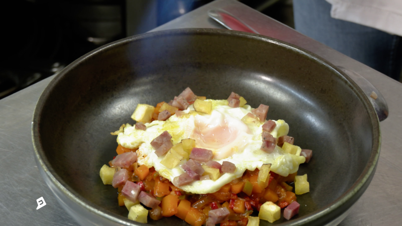 Pisto de calabaza con patatas, butifarra y huevo frito: ¡una receta única!