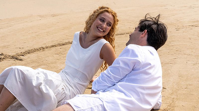 'La Promesa': el baile de máscaras desemboca en una romántica aventura para Jana y Manuel