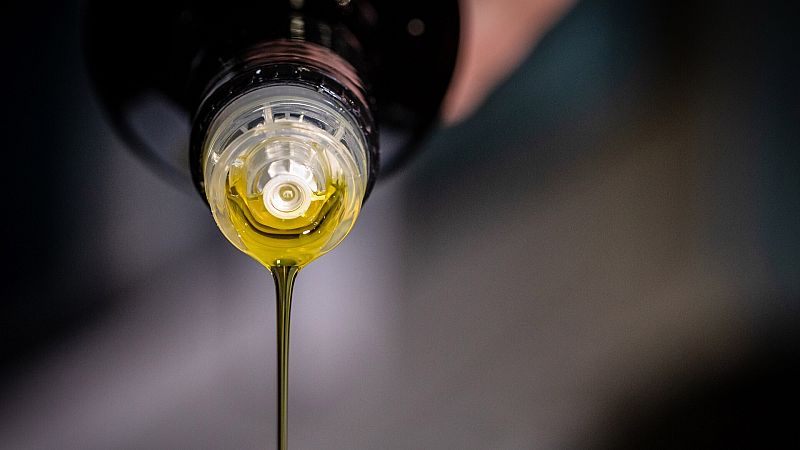 Facua denuncia en la CNMC a ocho supermercados por un posible pacto de precios en el aceite de oliva